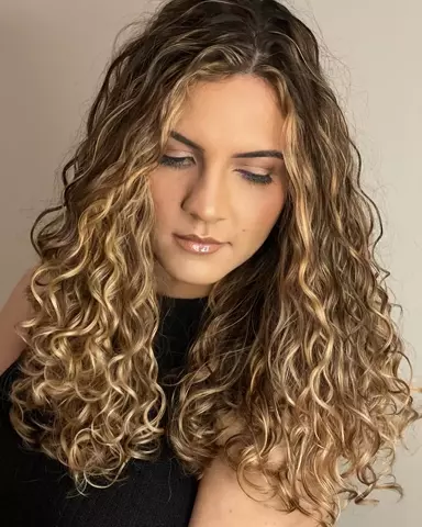 Cachos longos com mechas loiras