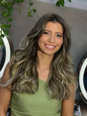 Cliente com ondas longas e luzes suaves